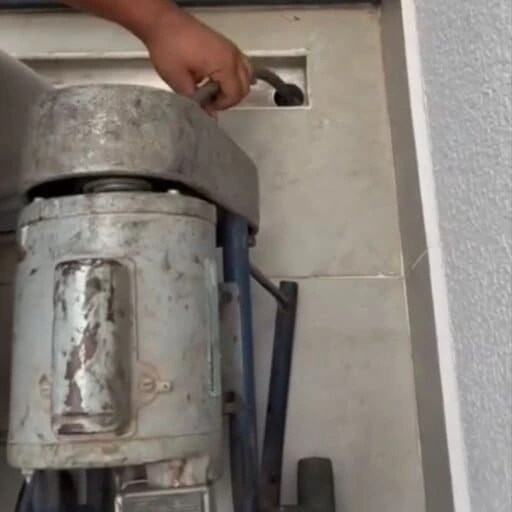 Desentupimento de mictorio com equipamento rotativo profissional